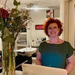 Ann, Salon