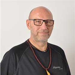 Akuzoma v/Leo Tronier