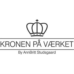 Kronen på værket by AnnBritt Studsgaard