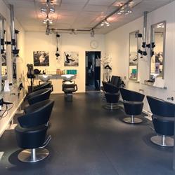 Cut' n Blow, frisør