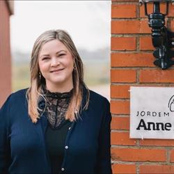 Jordemoder Anne Riis