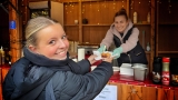 Det er smil og glæde når Den Lille Pandekagevogn serverer æbleskiver og gløgg